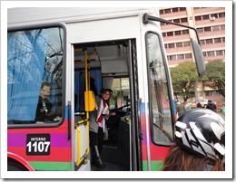 MEDICA ENTREGANDO FOLLETERIA