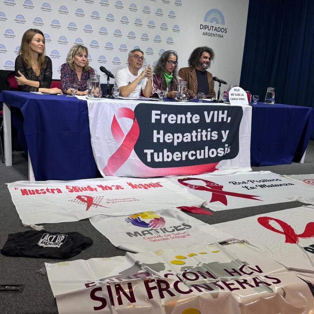 Diputados y Sociedad Civil de hepatitis  y VIH presentando ley de Emergencia en Salud Sexual y Reproductiva